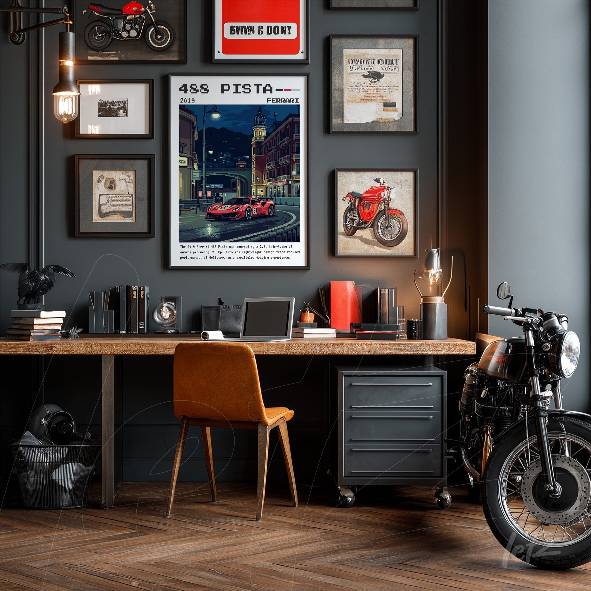 composição de quadros decorativos vintage sobre parede cinza, com destaque para quadro de carro esportivo vermelho em estilo retro e moldura preta, mesa de madeira rústica e motocicleta preta ao lado