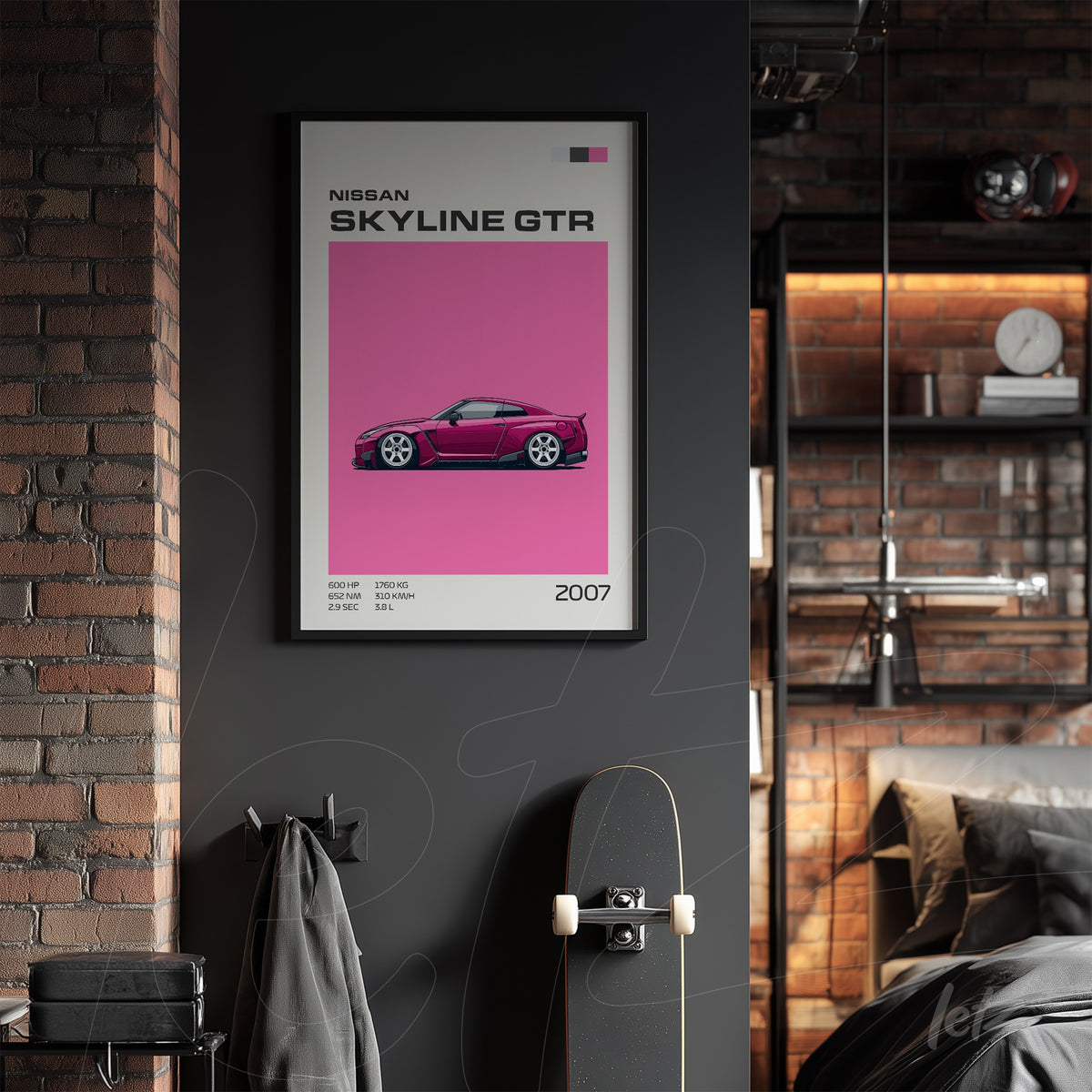 quadro com arte digital do carro Nissan Skyline GTR 2007 em moldura preta sobre parede cinza