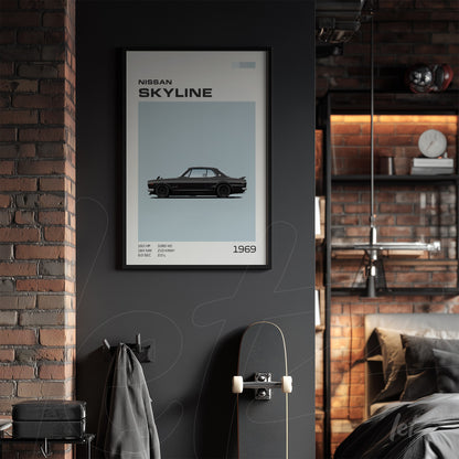 quadro decorativo com arte geográfica do carro Nissan Skyline 1969 em moldura preta sobre parede cinza