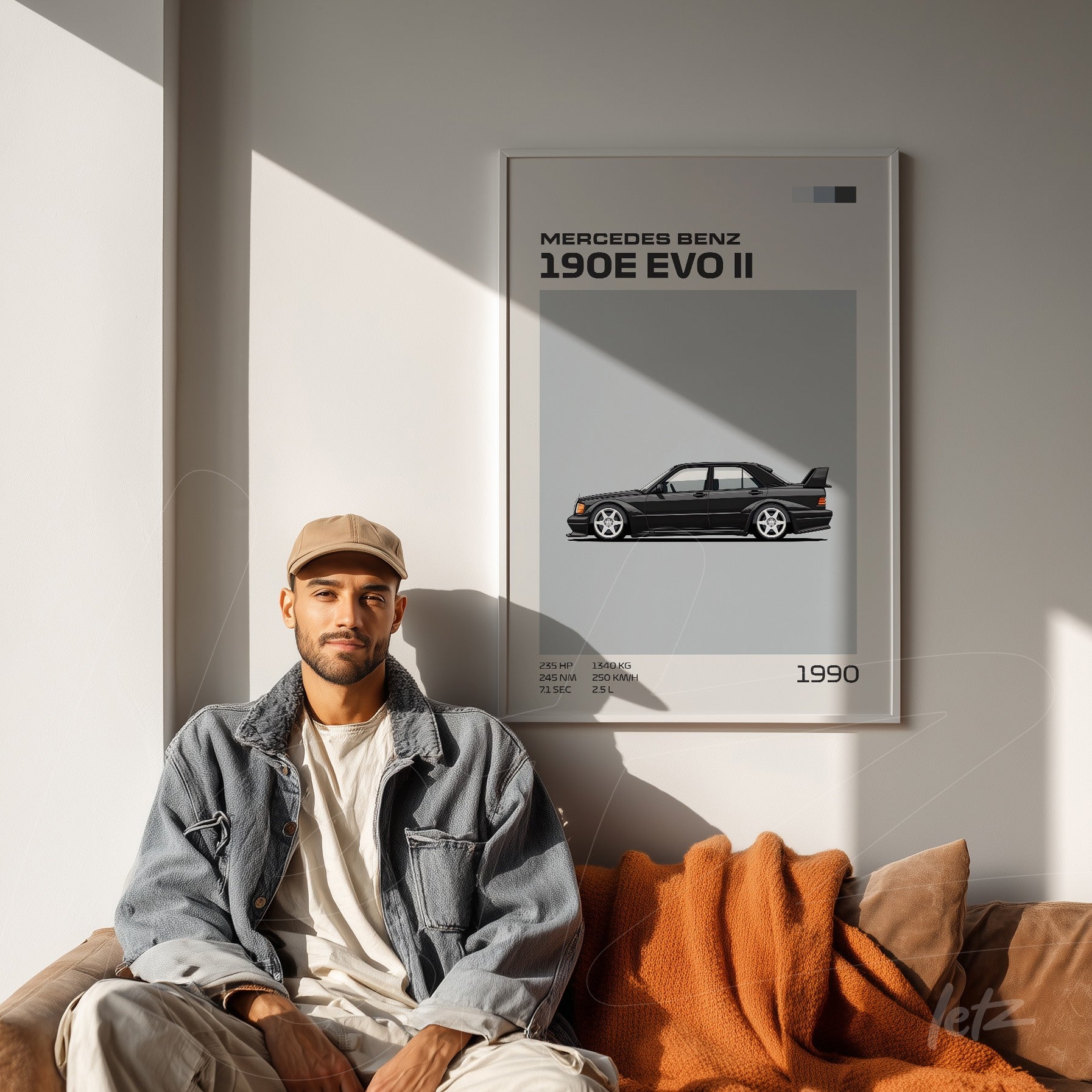 quadro com ilustração do Mercedes Benz 190E Evo II em moldura branca, exibido sobre parede clara ao lado de um homem sentado no sofá
