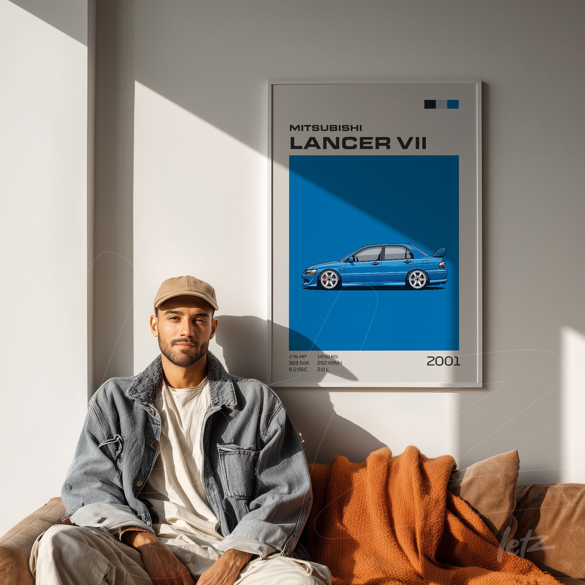 quadro com ilustração do carro Mitsubishi Lancer VII em fundo azul, exposto em parede clara com pessoa sentada em sofá
