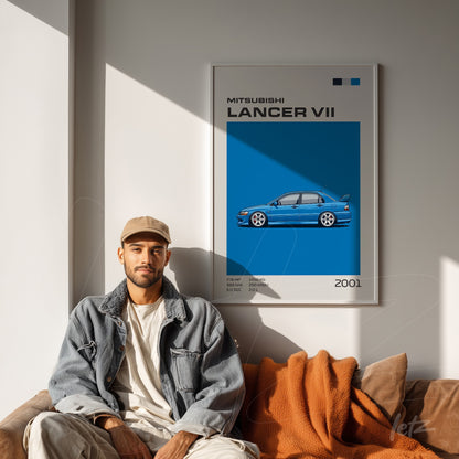 quadro com ilustração do carro Mitsubishi Lancer VII em fundo azul, exposto em parede clara com pessoa sentada em sofá