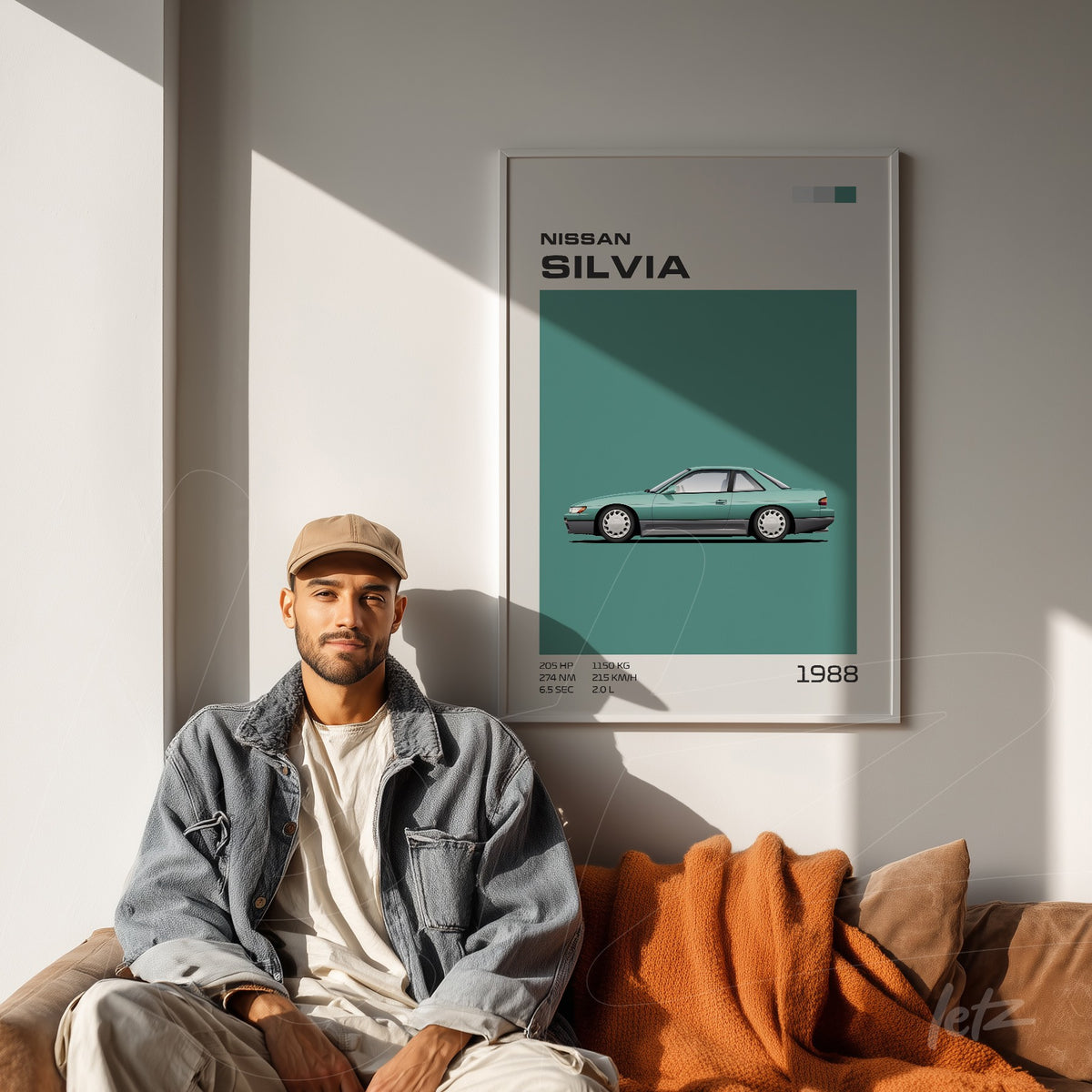 quadro decorativo do carro Nissan Silvia exposto em uma moldura branca, ao lado de homem sentado em sofá com roupa casual