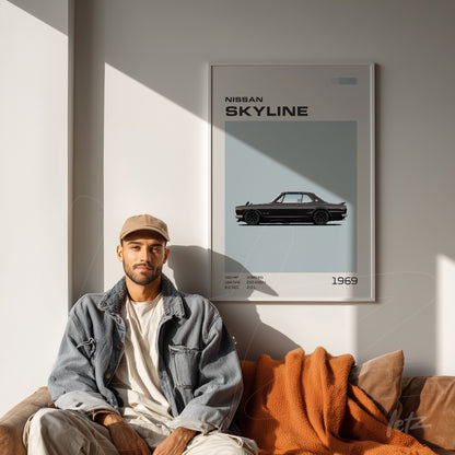 quadro emoldurado com arte de carro Nissan Skyline em fundo azul claro, exposto em ambiente moderno com sofá de couro