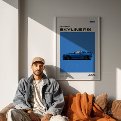 quadro em moldura branca com arte do carro Nissan Skyline R34 em fundo azul, exibido ao lado de um homem sentado em sofá