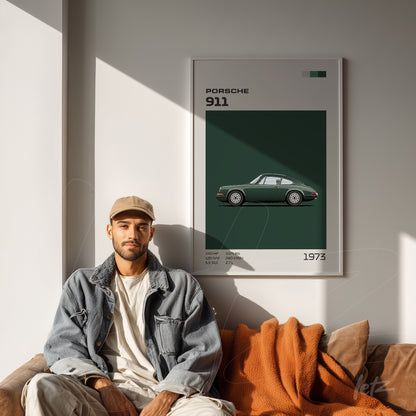 quadro com ilustração do carro Porsche 911 emoldurado com fundo verde, exibido em uma sala iluminada