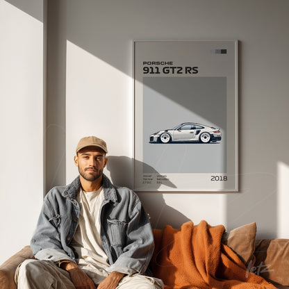 quadro estilo minimalista com ilustração do carro Porsche 911 GT2 RS em moldura branca, exposto em parede clara atrás de um homem sentado em sofá