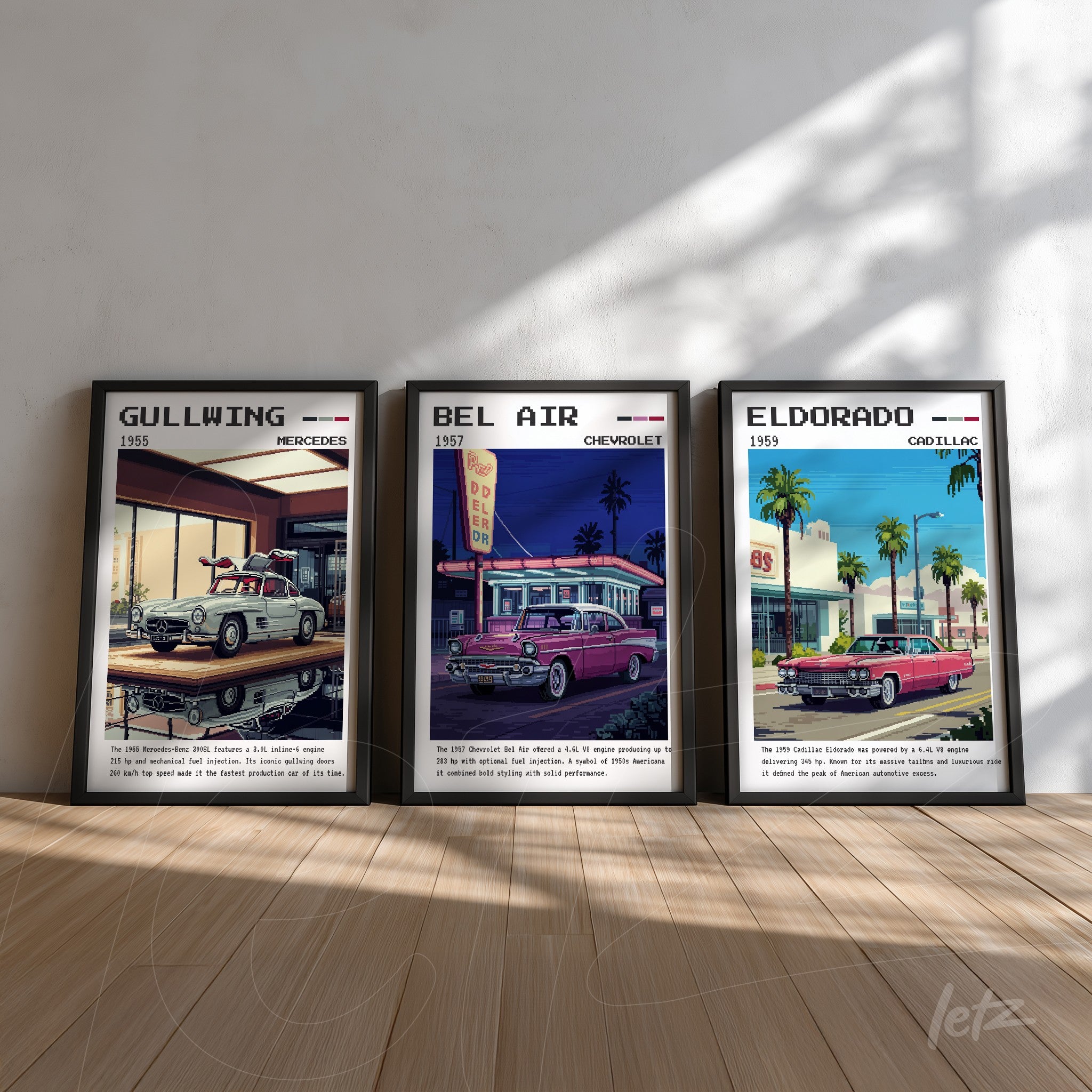 composição de quadros decorativos retrô apresentando os clássicos Mercedes Gullwing de 1955, Chevrolet Bel Air de 1957 e Cadillac Eldorado de 1959 em molduras pretas sobre fundo de madeira clara