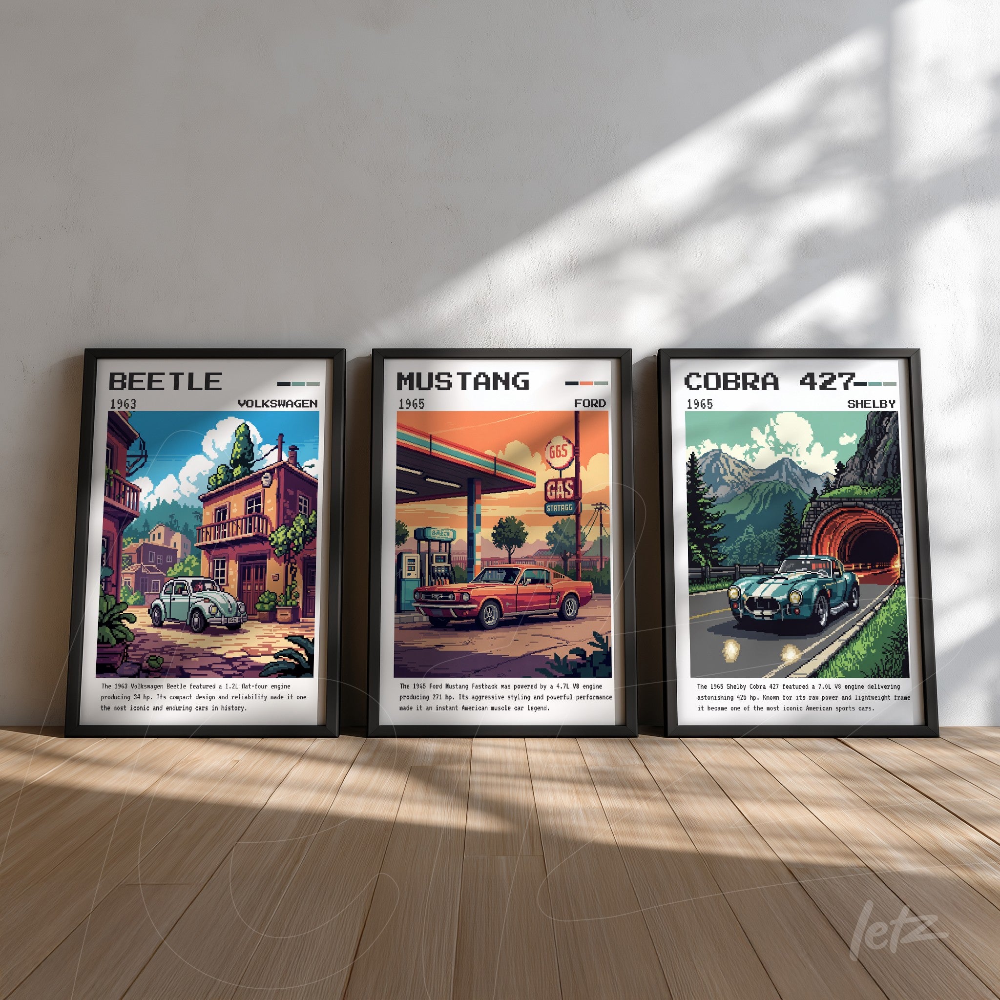 série de quadros decorativos com ilustrações vintage de carros clássicos, incluindo um Volkswagen Beetle, um Ford Mustang e um Shelby Cobra 427, com molduras pretas e fundo claro em ambiente iluminado