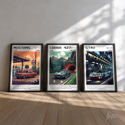 série de quadros decorativos retratando carros clássicos em estilo vintage, com molduras pretas, incluindo Mustang 1965 em posto de gasolina, Cobra 427 em estrada montanhosa e GT40 em autódromo