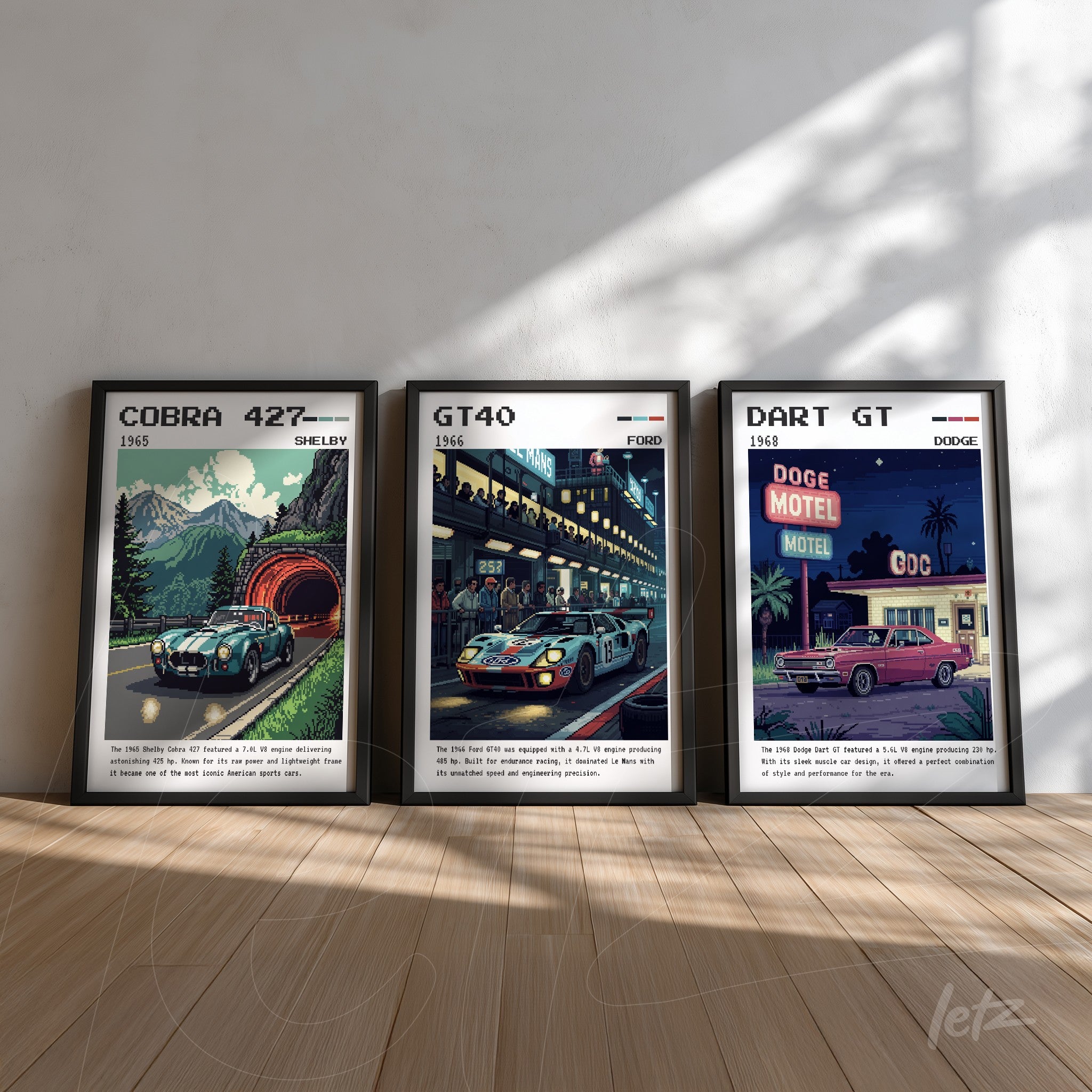 composição de três quadros com ilustrações vintage de carros clássicos em moldura preta, incluindo um Shelby Cobra 427, um Ford GT40 e um Dodge Dart GT, todos exibidos sobre parede clara e piso de madeira