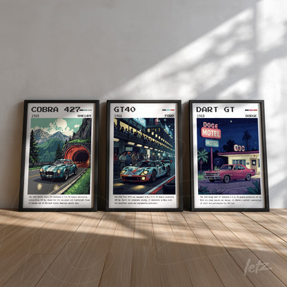 composição de três quadros com ilustrações vintage de carros clássicos em moldura preta, incluindo um Shelby Cobra 427, um Ford GT40 e um Dodge Dart GT, todos exibidos sobre parede clara e piso de madeira