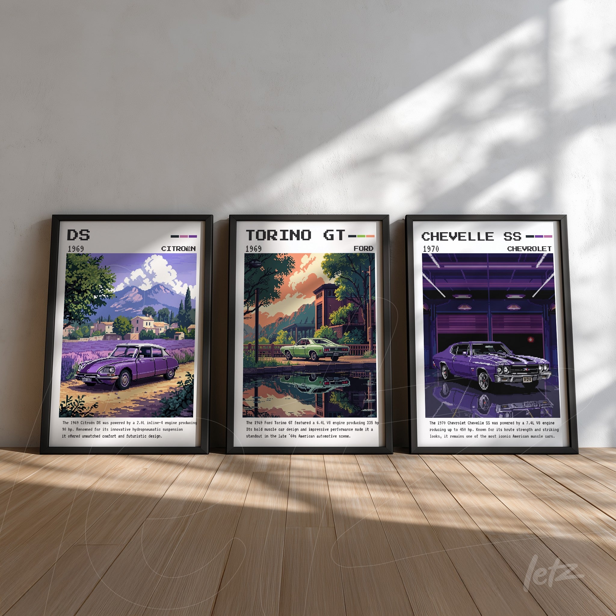 composição com três quadros decorativos de carros vintage em molduras escuras, apresentando um Citroën DS de 1956, um Ford Torino GT de 1969 e um Chevrolet Chevelle SS de 1970, com fundo claro e piso de madeira