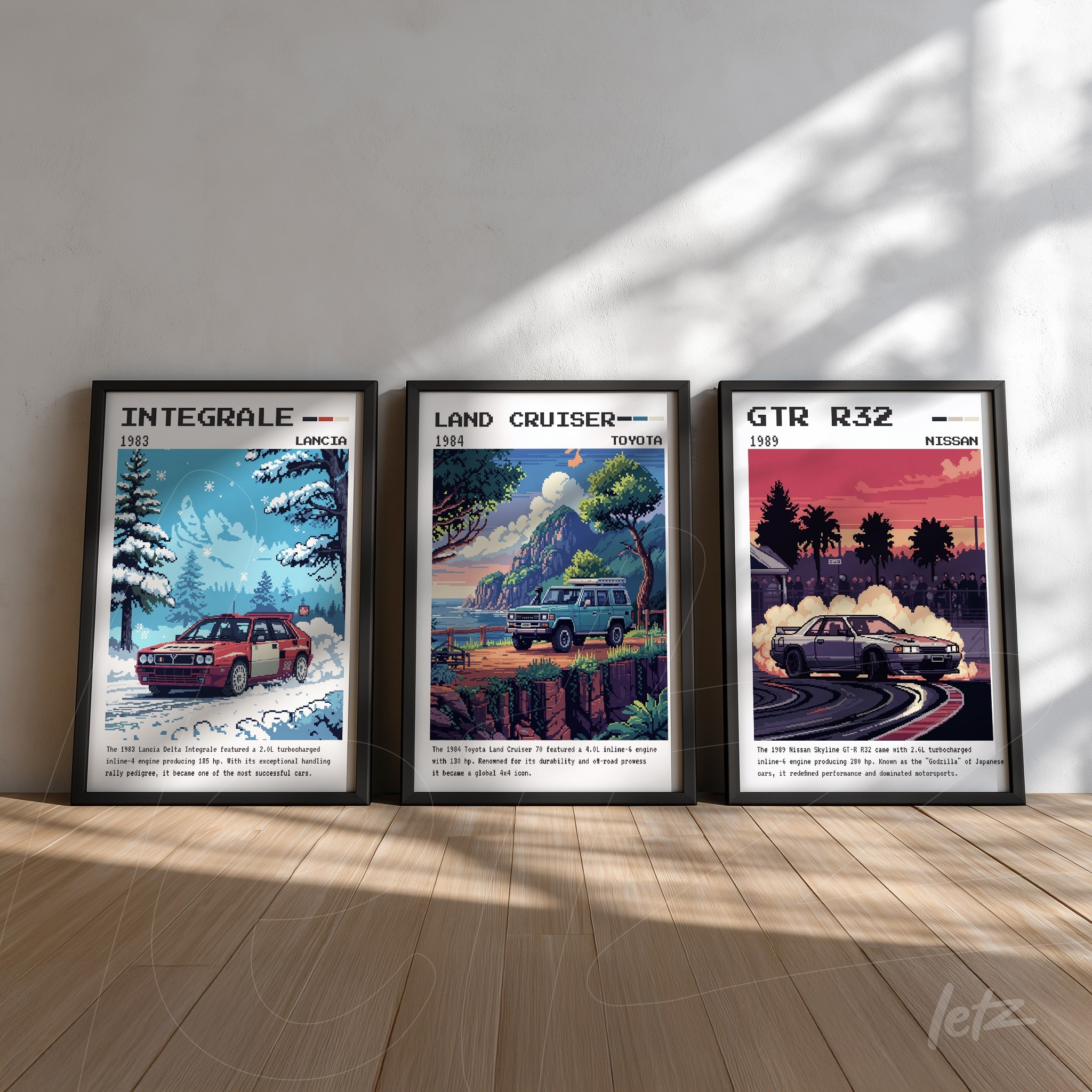 composição com três quadros decorativos de carros clássicos em moldura preta, com fundo de parede clara e iluminação suave