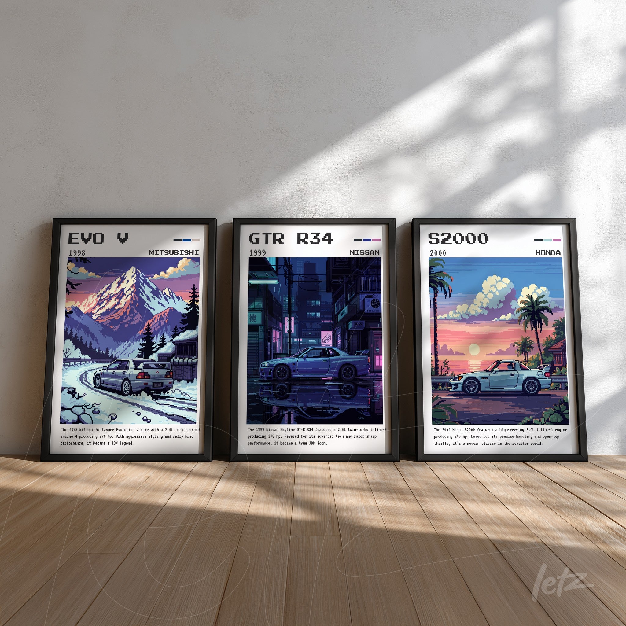 série de quadros decorativos com ilustrações de carros clássicos e retro, apresentando um Mitsubishi Evo V de 1998 nas montanhas, um Nissan GT-R R34 de 1999 em uma rua urbana e um Honda S2000 de 2000 em um cenário de pôr do sol, todos em molduras pretas elegantes