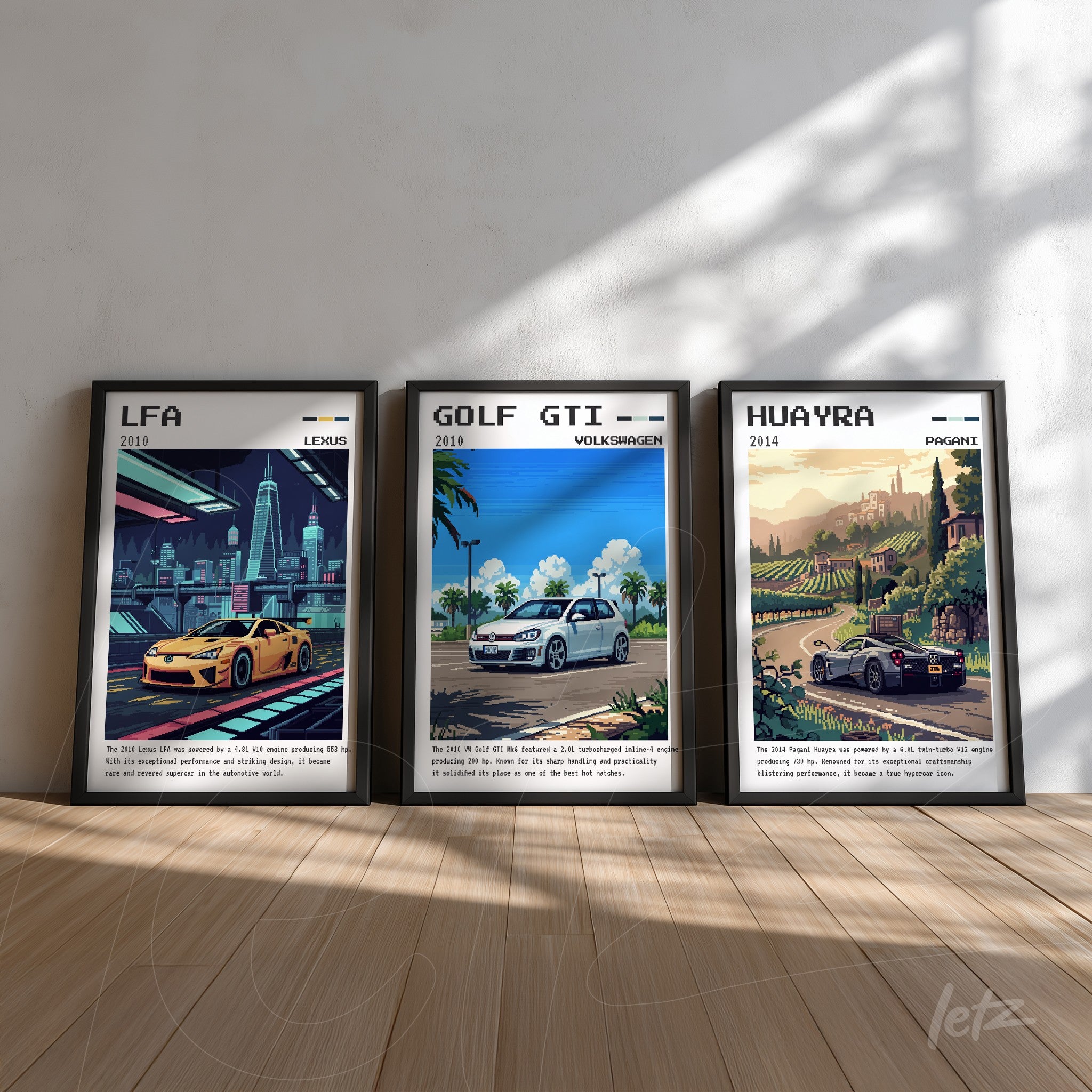 série de quadros com ilustrações de carros icônicos em molduras pretas sobre piso de madeira clara