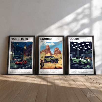 composição de três quadros com artes de carros icônicos, incluindo Ferrari 488 Pista, Ford Bronco e Koenigsegg Jesko, todos em molduras pretas sobre fundo de madeira clara