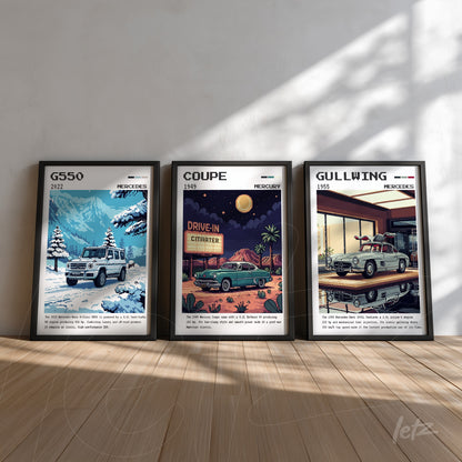 composição de quadros com ilustrações de carros Mercedes: G550 2022 em cenário nevado, Coupe 1949 em drive-in sob o céu noturno e Gullwing 1955 refletido em superfície de água, todos em molduras pretas