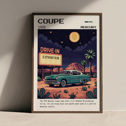 quadro em estilo retro de um carro Mercury Coupe 1949 em uma cena de drive-in sob a lua cheia com uma moldura escura