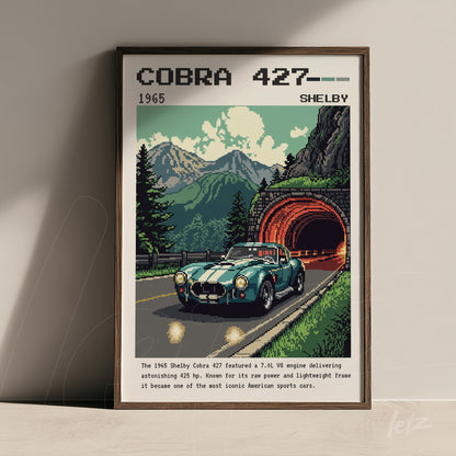 quadro com arte em pixel art de um carro Cobra 427 em uma estrada com montanhas ao fundo, moldura de madeira escura