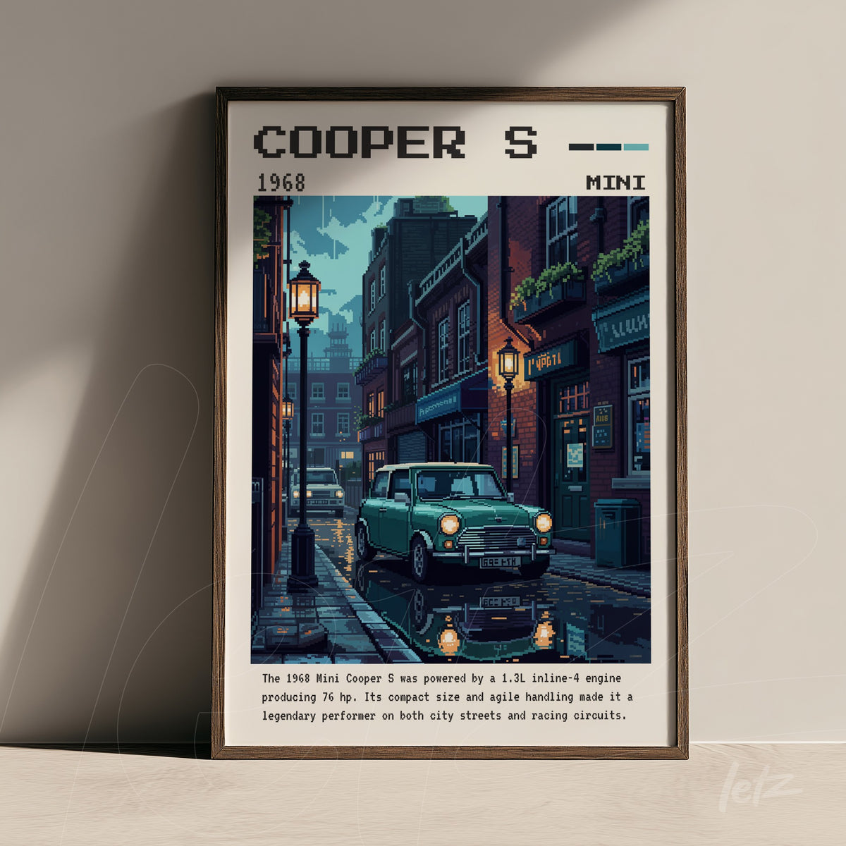 quadro emoldurado retratando um carro Mini Cooper S de 1968 em uma rua urbana à noite, iluminada por lampiões, com uma estética retrô e detalhes de arquitetura antiga