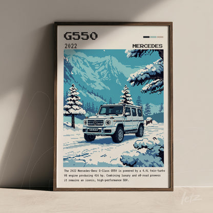quadro em estilo pixel art retratando um Mercedes-Benz G-Class 2022 em um cenário nevado com montanhas ao fundo e moldura de madeira escura