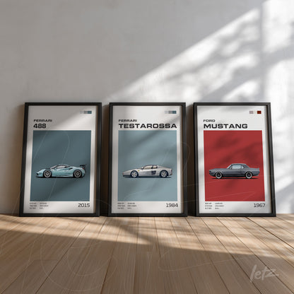 composição de quadros decorativos sobre carros clássicos, destacando Ferrari 488, Testarossa e Ford Mustang em molduras pretas com fundo de madeira clara