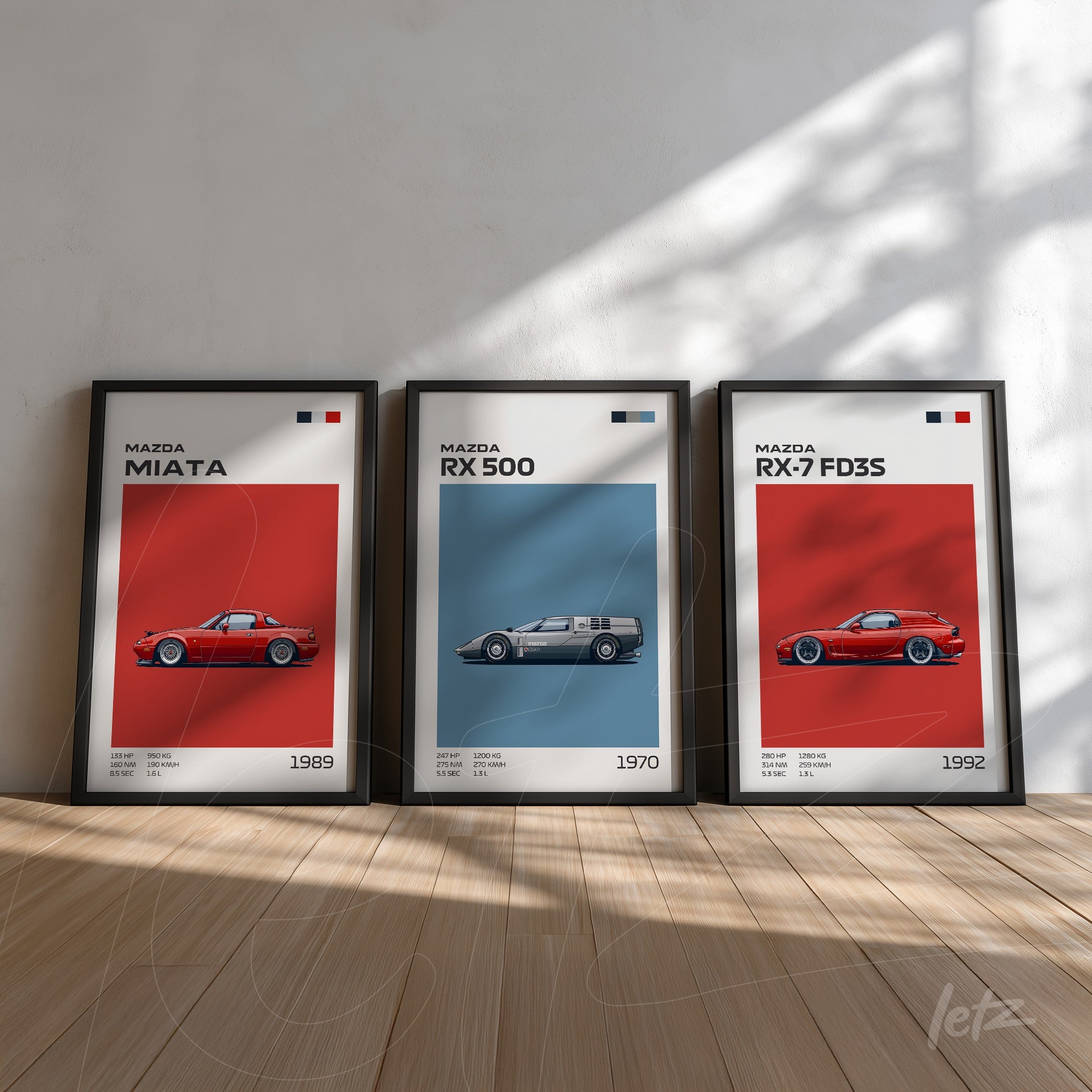 composição com três quadros decorativos de carros clássicos da marca Mazda, moldura preta em cada um, em um ambiente com piso de madeira clara e paredes brancas