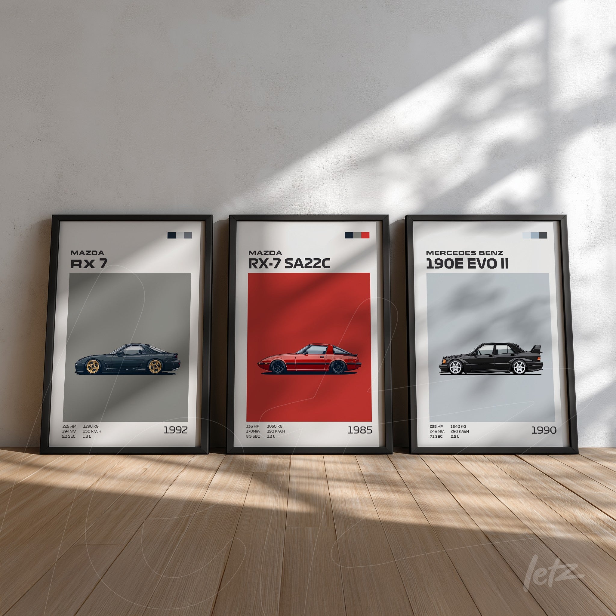 série de quadros com ilustrações de carros clássicos, destacando o Mazda RX-7 de 1992, o Mazda RX-7 SA22C de 1985 em fundo vermelho e o Mercedes-Benz 190E EVO II de 1990 em fundo cinza, em molduras pretas sobre piso de madeira