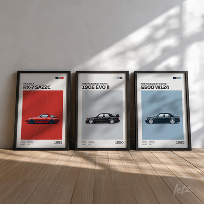 composição com três quadros de carros clássicos em molduras pretas, destacando o Mazda RX-7 SA22C de 1985, o Mercedes-Benz 190E EVO II de 1990 e o Mercedes-Benz E500 W124 de 1990 em fundo claro sobre piso de madeira