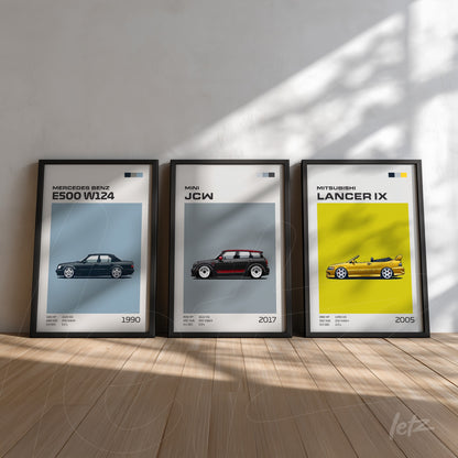 série de quadros com ilustrações automotivas de três carros, incluindo um Mercedes Benz E500 W124 de 1990, um Mini JCW de 2017 e um Mitsubishi Lancer IX de 2005, todos em moldura preta sobre um fundo claro