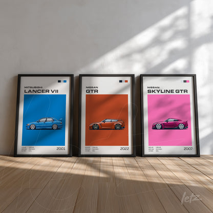 composição com três quadros exibindo carros em estilo minimalista, com molduras pretas, destacando um Mitsubishi Lancer VII azul, um Nissan GTR em fundo laranja e um Nissan Skyline GTR em fundo vermelho