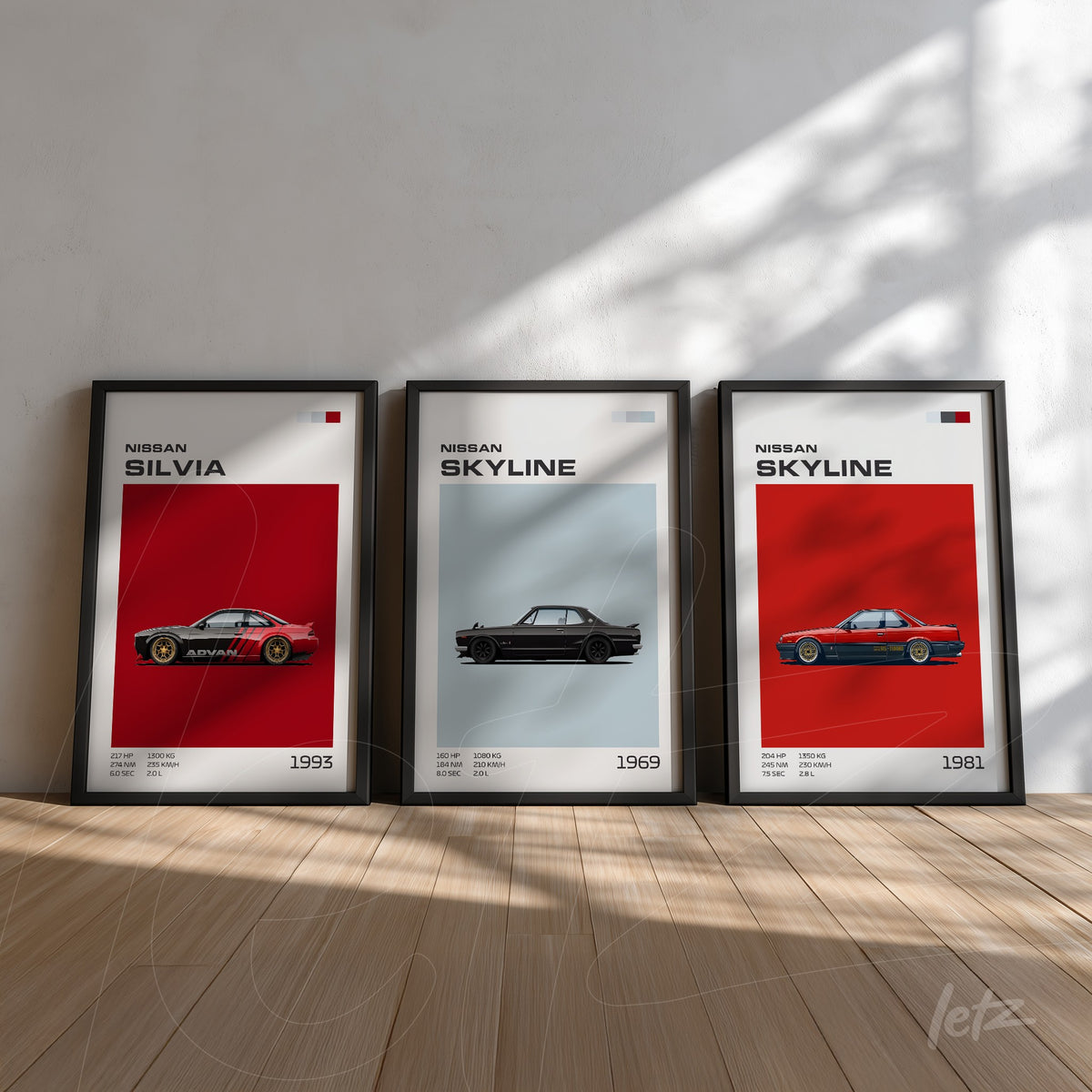 composição com quadros decorativos dos carros Nissan Silvia e Skyline em molduras pretas sobre chão de madeira