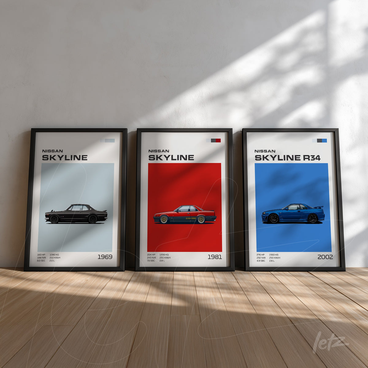 composição de três quadros decorativos em moldura preta, exibindo diferentes modelos do Nissan Skyline em fundo azul claro, vermelho e branco, com informações do ano de fabricação