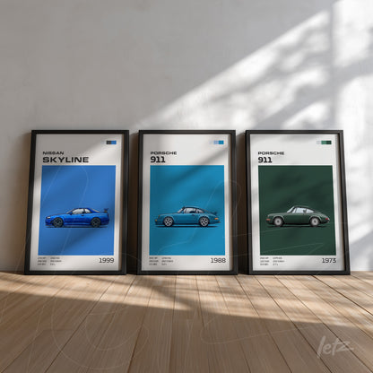composição de quadros com ilustrações de carros, incluindo Nissan Skyline 1999 em moldura preta, Porsche 911 1988 em fundo verde e Porsche 911 1973 em moldura preta