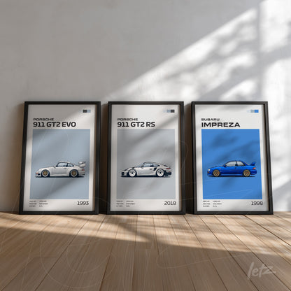 composição de quadros decorativos retratando carros esportivos, incluindo Porsche 911 GT2 EVO de 1993, 911 GT2 RS de 2018 e Subaru Impreza de 1998, todos com moldura preta e fundo neutro