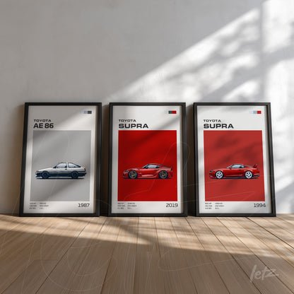 composição de quadros com ilustrações de carros Toyota, incluindo AE 86 de 1987, Supra de 2019 e Supra de 1994, todos em molduras pretas sobre parede clara