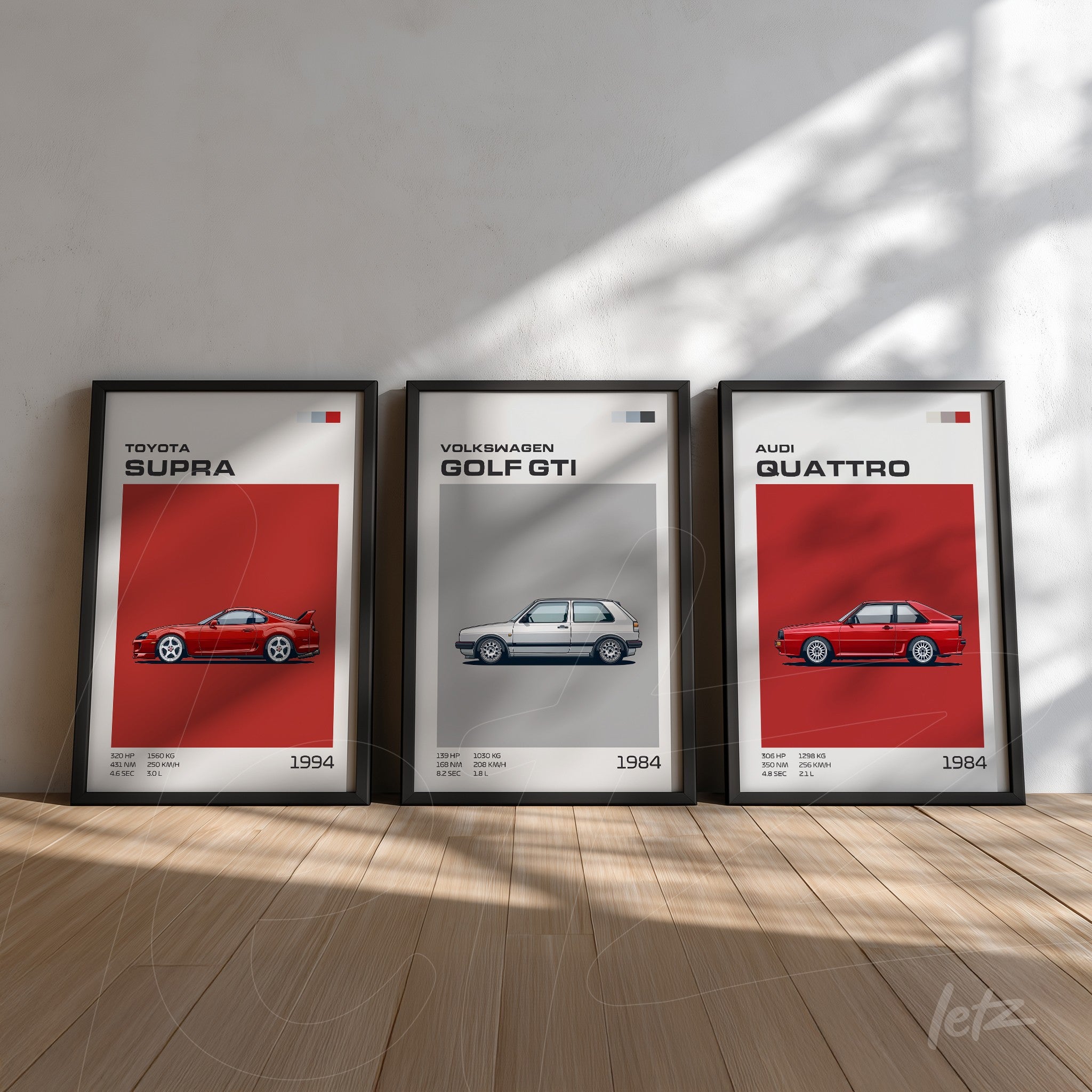 composição com três quadros de carros clássicos, exibindo Toyota Supra, Volkswagen Golf GTI e Audi Quattro em molduras pretas, sobre fundo vermelho elegante