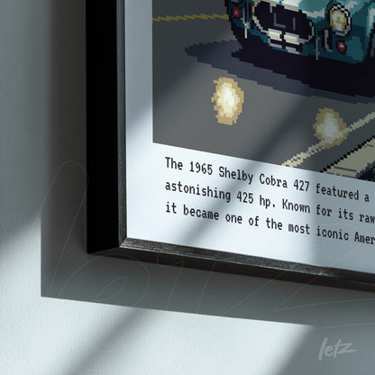 quadro com arte pixelada do carro Shelby Cobra 427 em moldura preta, com texto descritivo em fundo gris claro