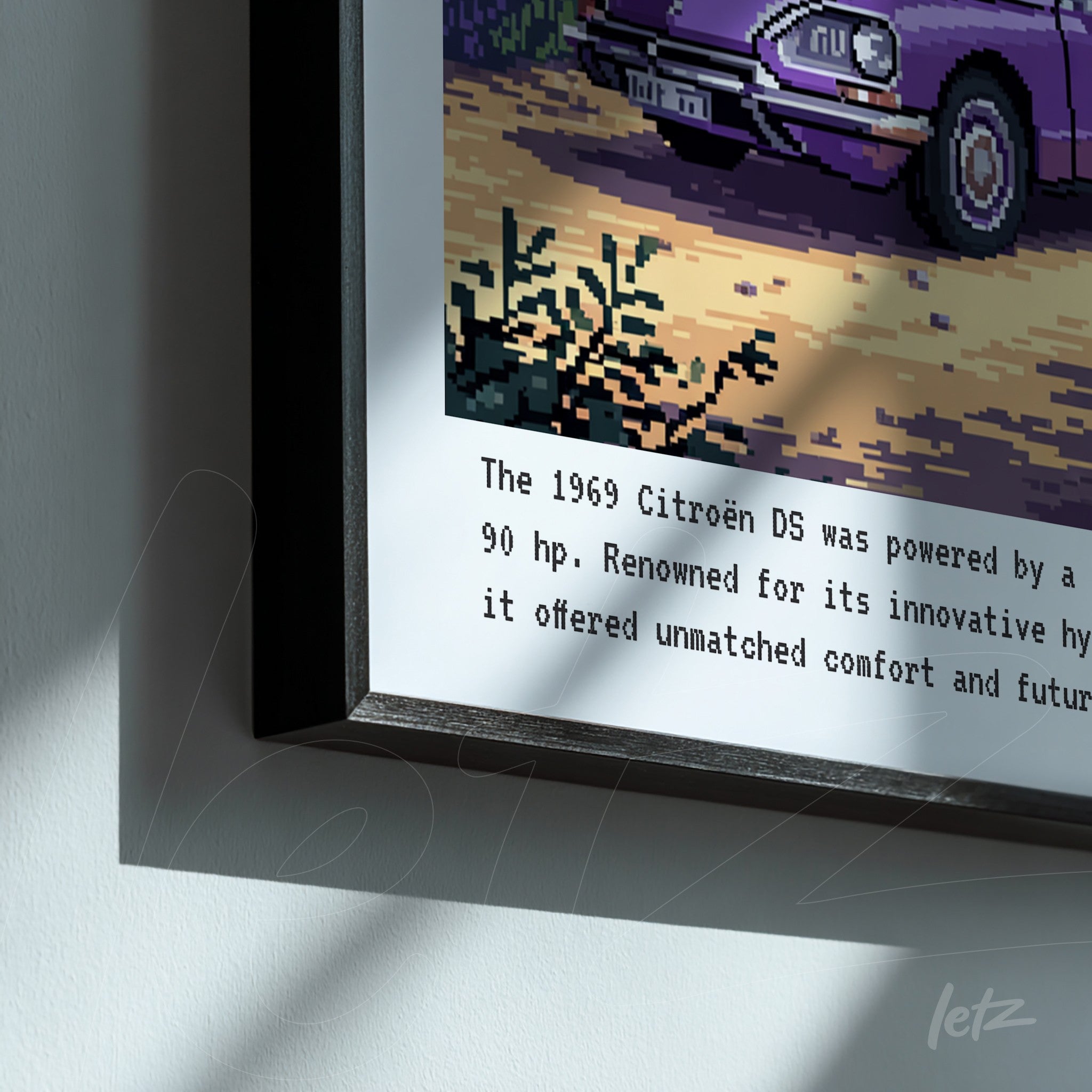 quadro com arte pixelada de um carro Citroën D5 de 1969 em moldura preta, com descrição sobre seu motor e conforto