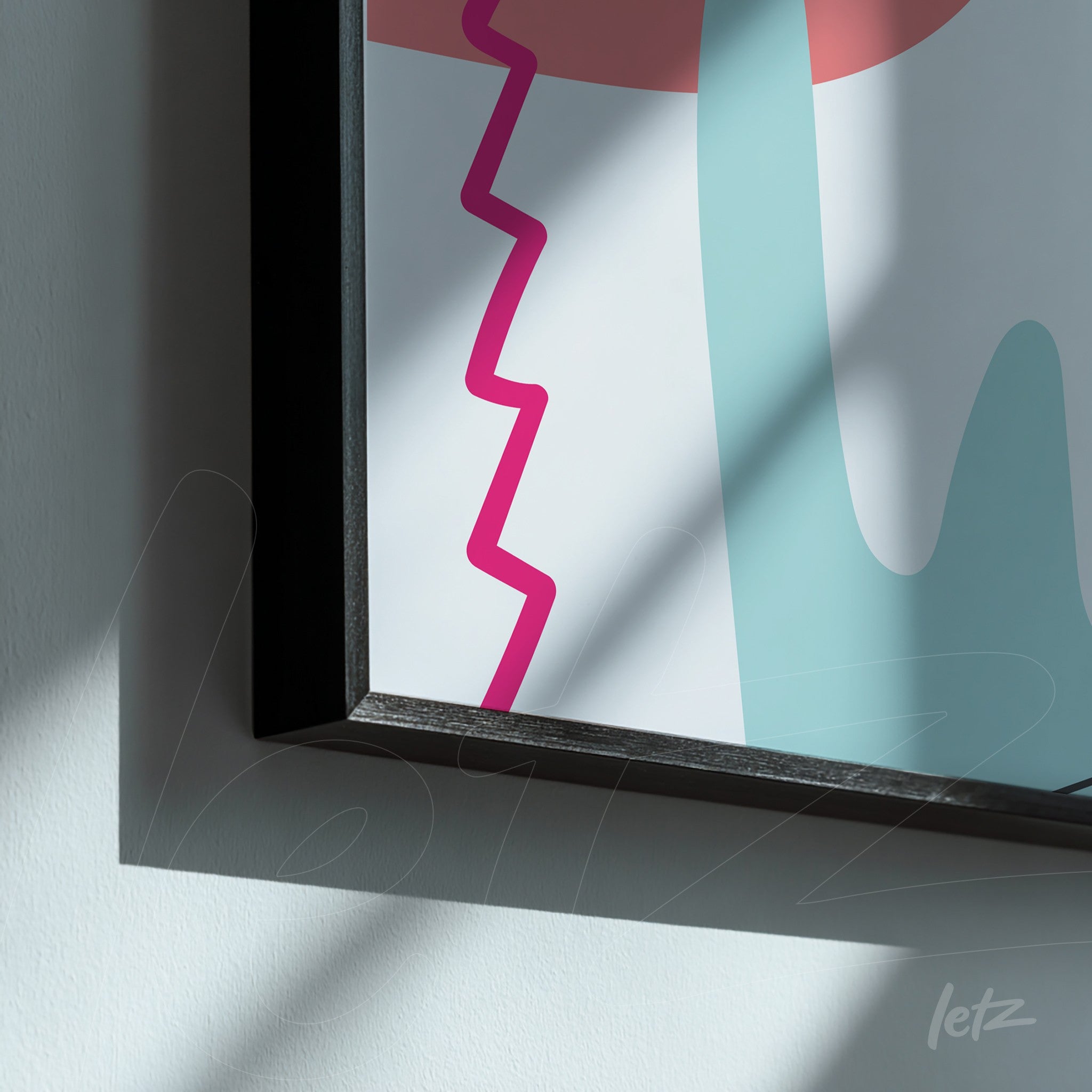 detalhe de quadro com arte abstrata em linhas onduladas e moldura preta