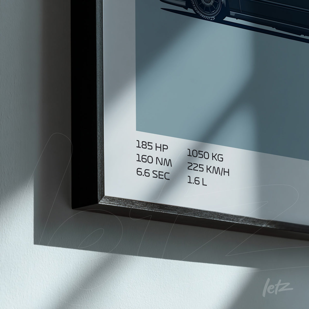 quadro com arte em estilo gráfico apresentando um carro esportivo, informações técnicas em texto ao lado, moldura preta