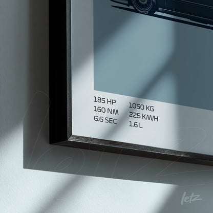 quadro com arte em estilo gráfico apresentando um carro esportivo, informações técnicas em texto ao lado, moldura preta