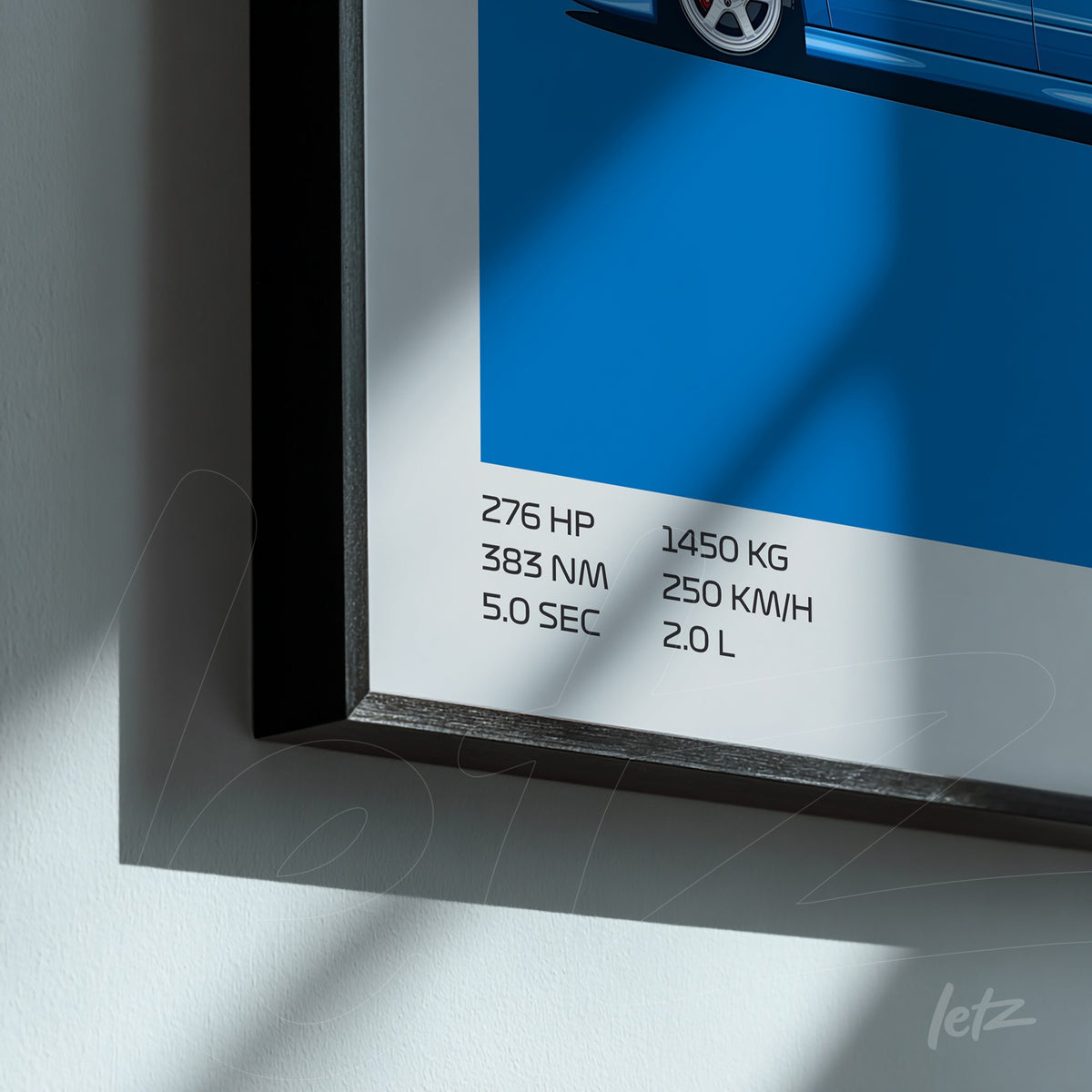 quadro com arte de carro esportivo em moldura preta, fundo azul vibrante e detalhes técnicos à direita