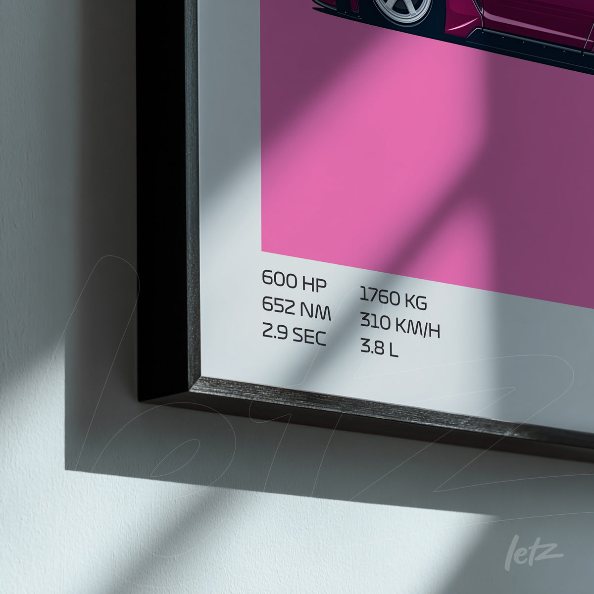 quadro com arte digital de carro esportivo em fundo rosa e moldura preta