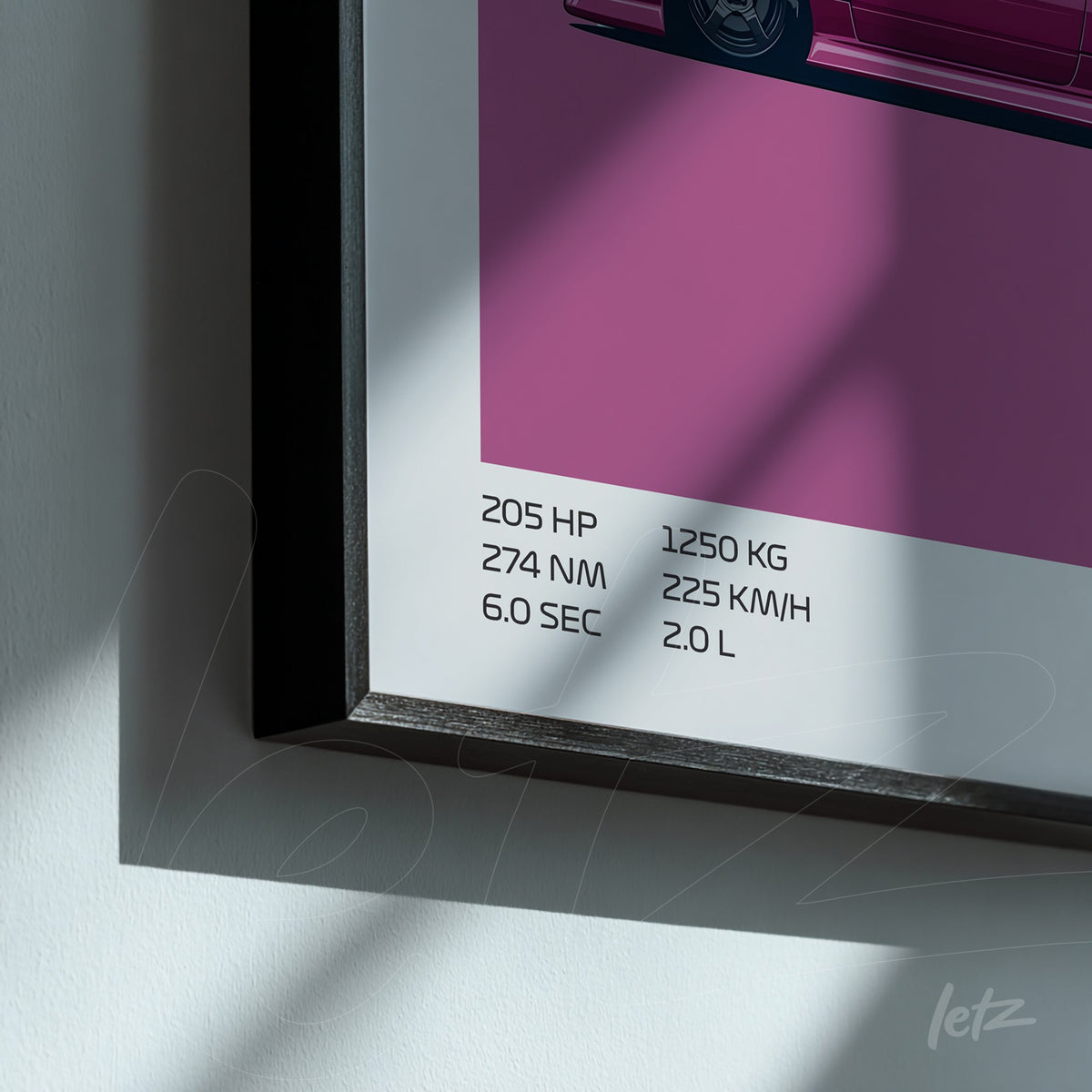 quadro com arte digital de carro em estilo minimalista com fundo rosa e informações técnicas em moldura preta
