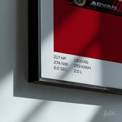 quadro com arte gráfica de carro de corrida em fundo vermelho com detalhes de especificações técnicas em branco e moldura preta