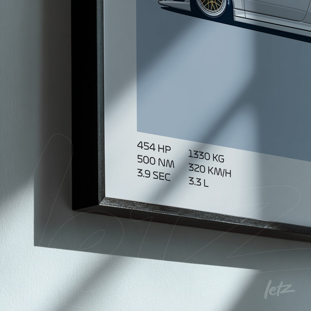 quadro com ilustração minimalista de carro esportivo, moldura fina preta e detalhes técnicos em texto