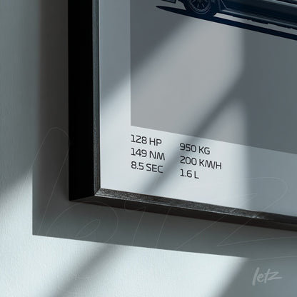 quadro com ilustração técnica de um carro em moldura preta, exibindo dados como potência, peso e velocidade em uma composição minimalista