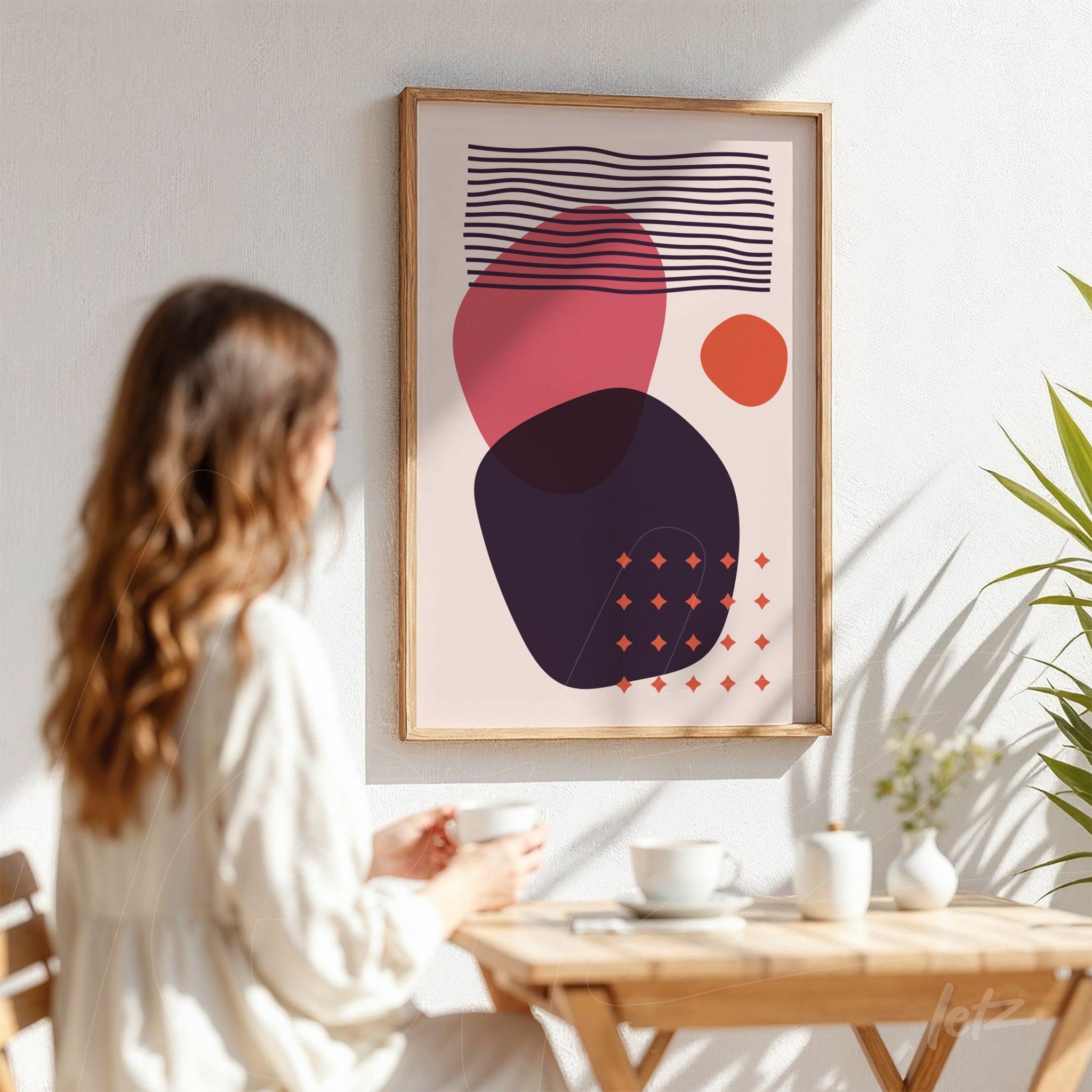 quadro em tela canvas com arte abstrata geométrica em moldura de madeira natural exibido em parede branca